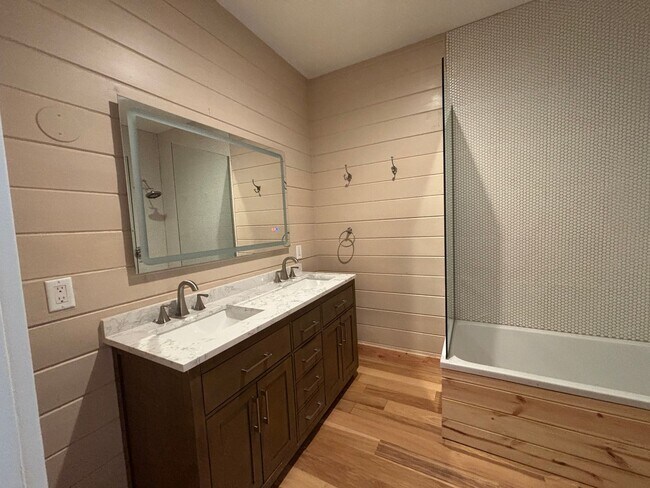 Building Photo - Stunning 4 Bed/3.5 Bath on 4.39 Acre Lot-7...