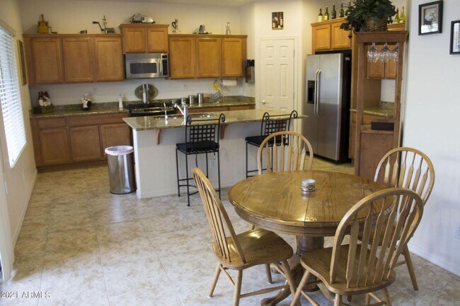 Building Photo - Charming 3 bedroom plus den and 2.5 bath home with full SOLAR !!