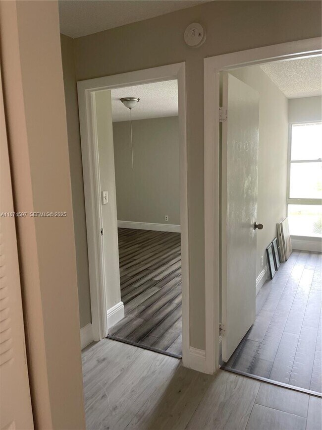 Building Photo - 8203 9th Ct