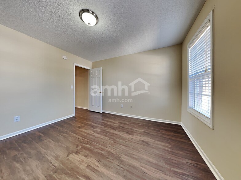 Building Photo - 110 Holbrook Ln