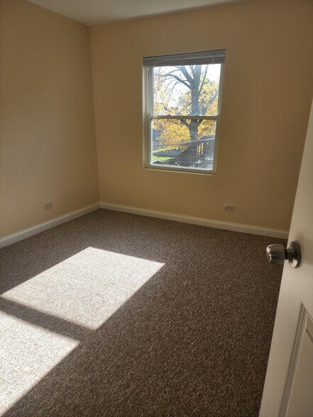 Building Photo - 1921 Darrow Ave