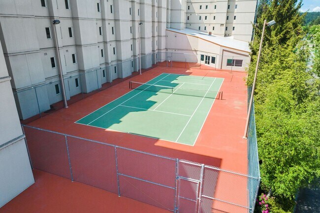 Building Photo - Beautiful Downtown Coeur d' Alene Condo  w/ Amazing Views!