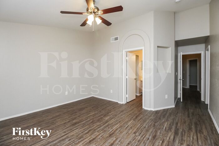 Building Photo - 842 E Glenmere Dr