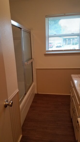 Hall bath - 406 Gayclifee Terrace