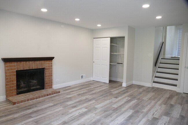 Building Photo - 19w286 Governors Trail