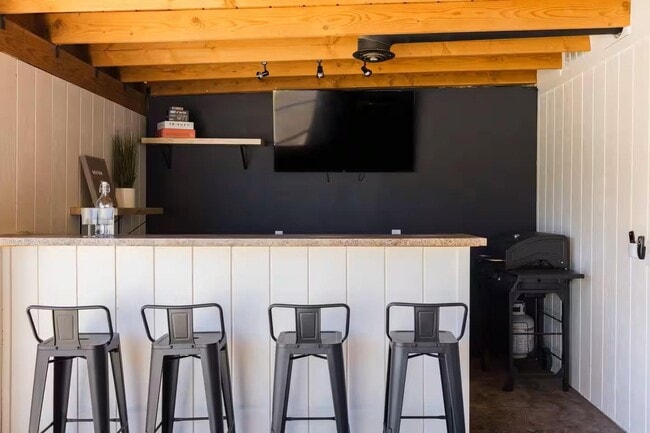 Building Photo - 8447 E Vernon Ave