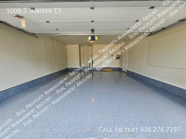 Building Photo - 1008 S Juniper Ct