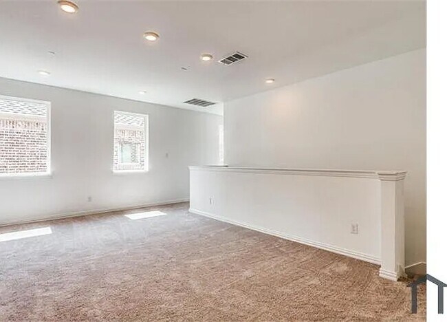 Building Photo - 6205 Queens Path
