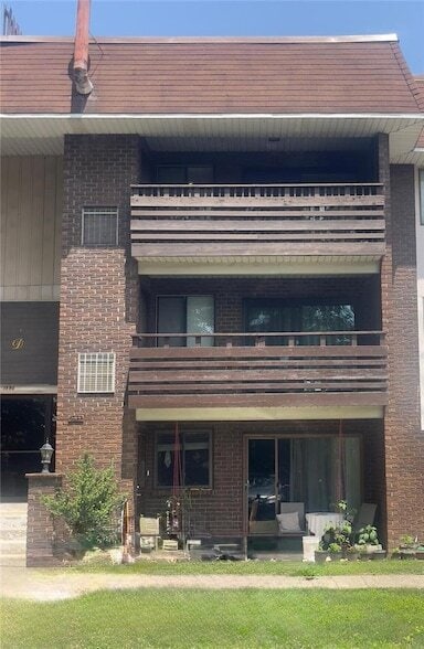Building Photo - 1590 Alta Dr