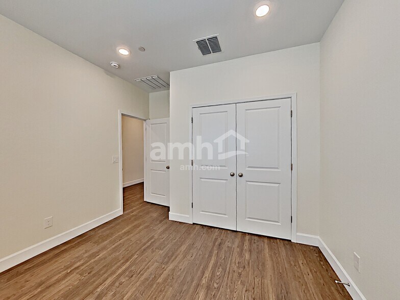 Building Photo - 5914 W Columbine Dr
