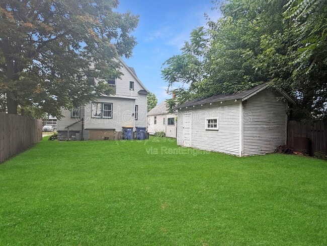 Building Photo - 630 Plett St SW