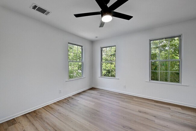 Building Photo - 8 bed 5 Bath house in center of West campus Pre Lease Aug 2026