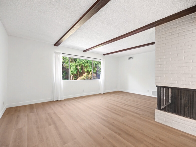 Building Photo - 4413 Canoga Dr