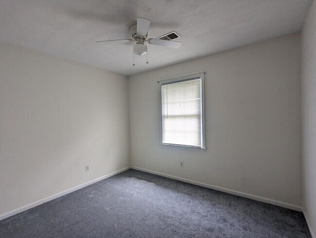 Building Photo - Ranch Style 3BD/ 2 Bath - Fully Fenced In!