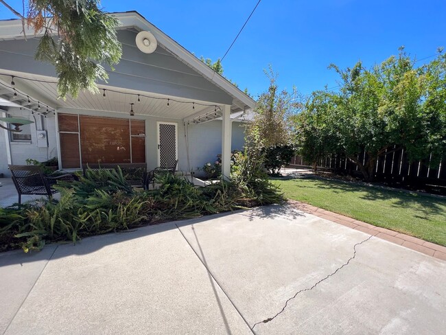 Building Photo - Charming home