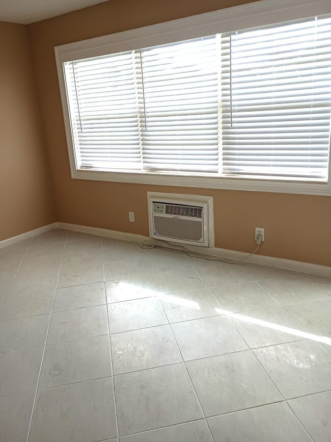 Building Photo - 355 Sheffield O