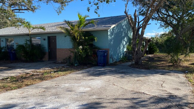 Building Photo - Freshly Painted 2/2 Duplex with Yard!!