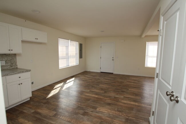Building Photo - Modern Home for Immediate Occupancy – Avai...