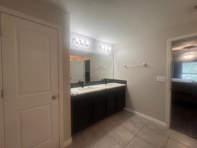 Building Photo - Beautifully Designed 4 Bedroom, 2 Bath Home