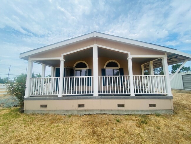 Building Photo - Charming Country Property with Option to L...