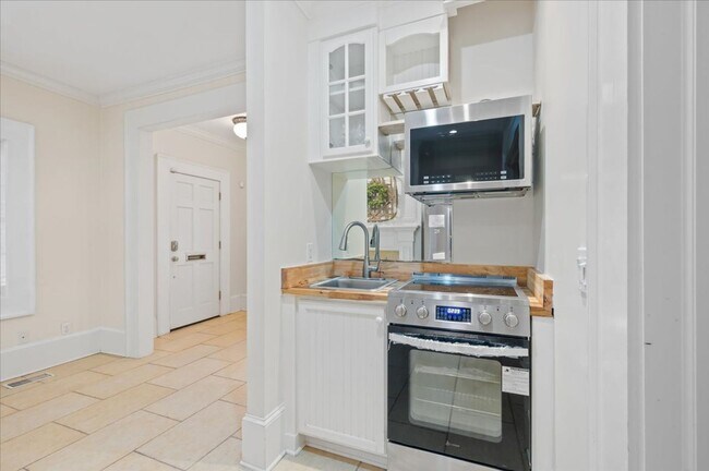 Building Photo - Adorable 1 bedroom apartment. Ground floor...