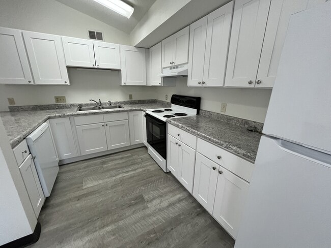 Building Photo - 2310 Valley Rd