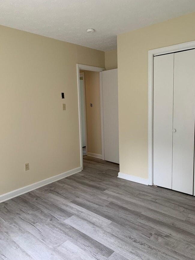 Building Photo - 4 Bedroom 2 Bath House