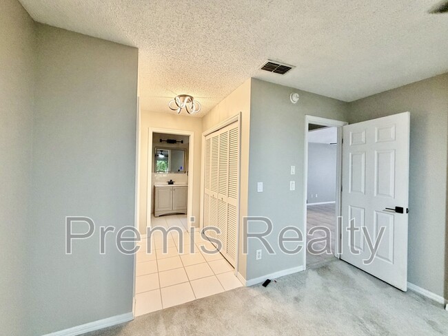 Building Photo - 102 Steeplechase Ln
