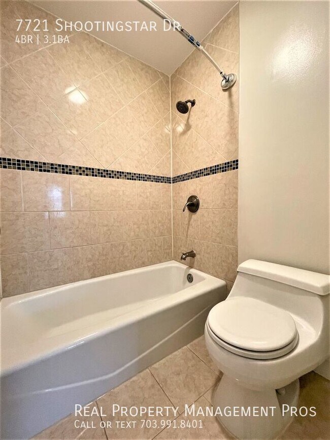 Building Photo - COMPLETLEY UPDATE!!   LARGE 4 BEDROOM 3.5 ...