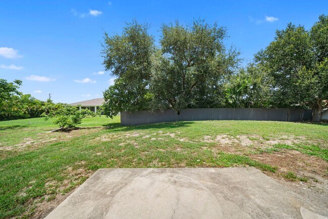 Building Photo - Beautifully updated duplex two bedrooms+ DEN, two bath in Cape Coral
