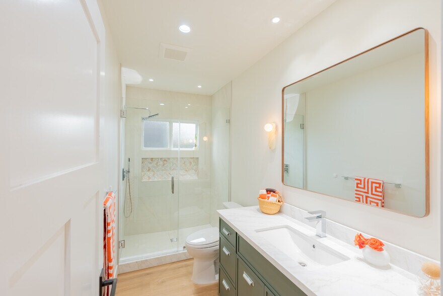 Guest Bath - 14902 Hesby St