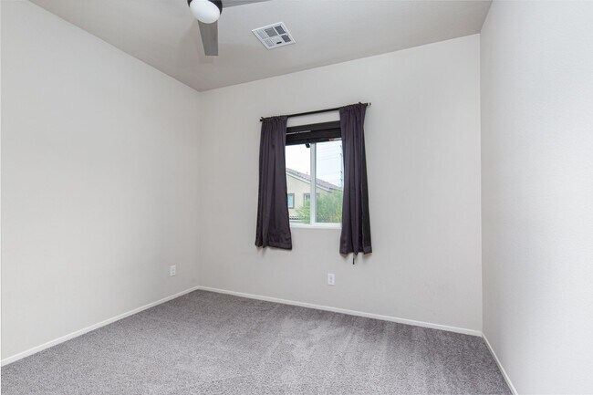 Building Photo - Newer three bedroom unit in gated communit...