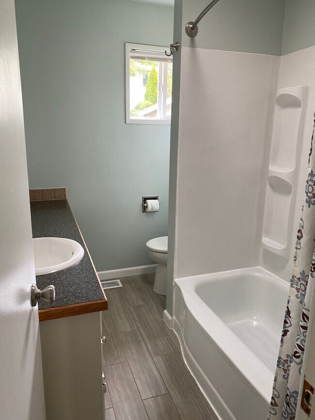 Building Photo - 3 Bedroom 1 Bath Hucrest Home