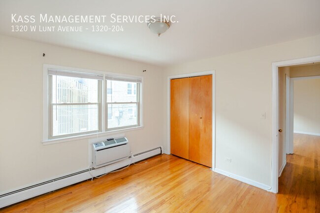 Building Photo - 1320 W Lunt Ave
