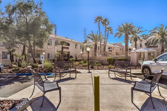 Building Photo - Nice 1 Bedroom Condo in Gated Southwest Co...