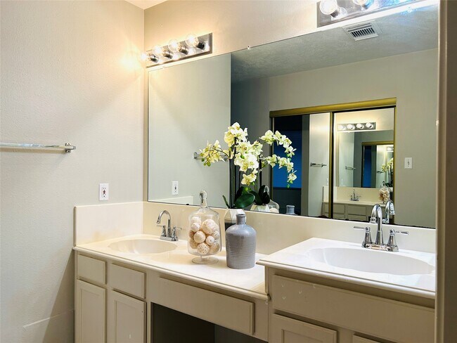 Building Photo - 1404 Helmsley Dr