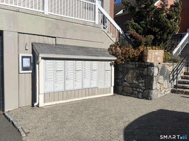 Building Photo - 9 River Rd