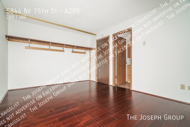 Building Photo - 5844 NE 75th St