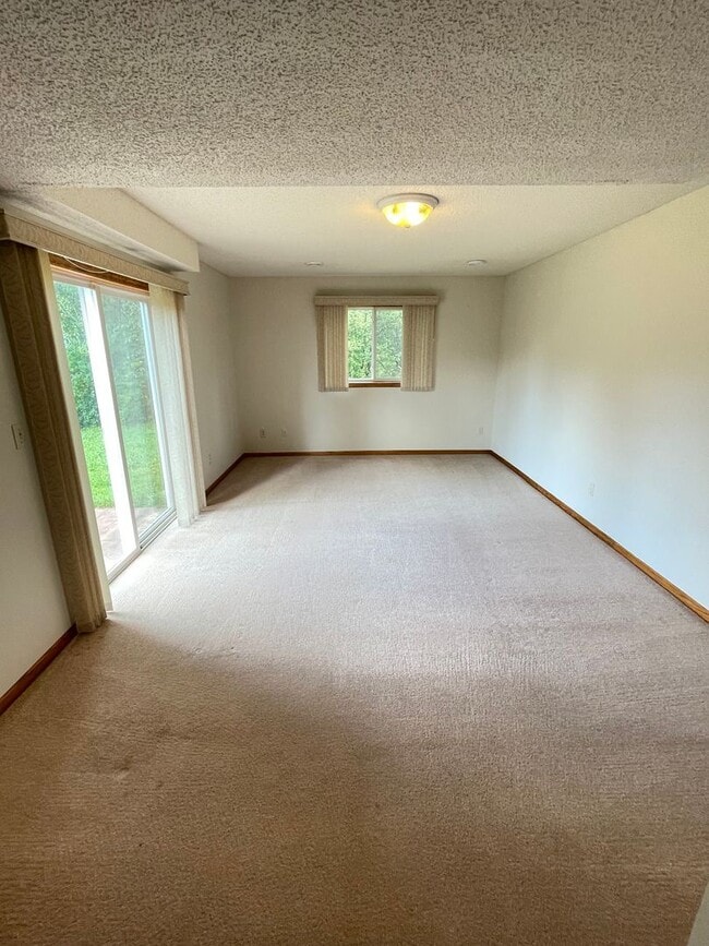 Building Photo - AVAILABLE NOW - 4 Bed, 3.5 Bath Home in He...