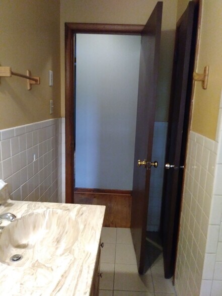 Bathroom looking toward hall - 4113 Wooded Way