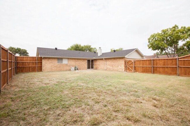 Building Photo - 1535 Rocky Point Dr