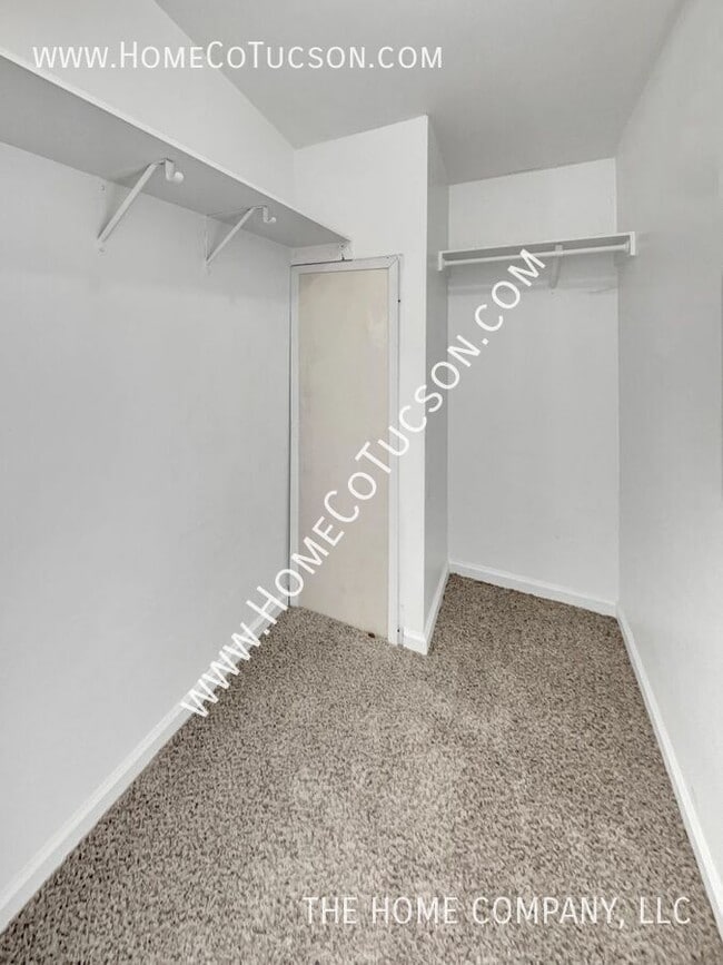 Building Photo - 9410 S Van Dr