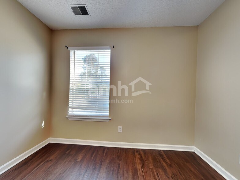 Building Photo - 634 Coopers Ln N