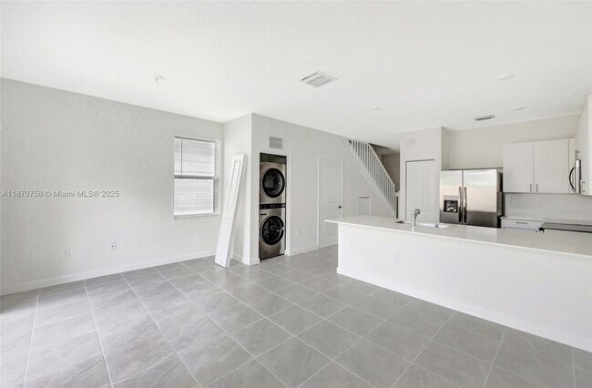 Building Photo - 2796 SE 26th Ave