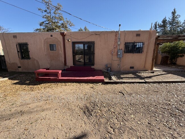 Building Photo - 921 Dartmouth Dr NE