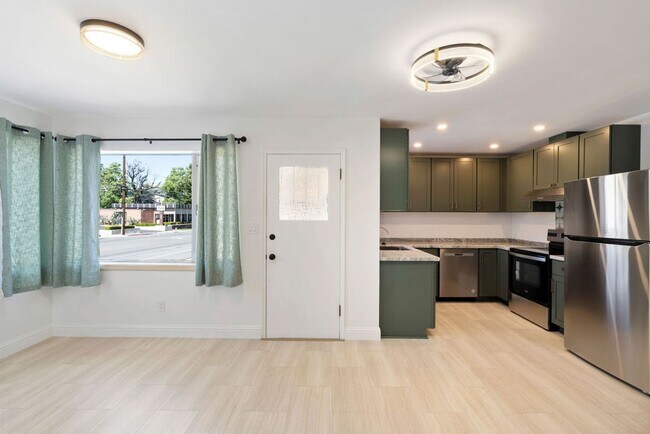 Primary Photo - Newly Renovated 2 BD Brick Bungalow in Riv...