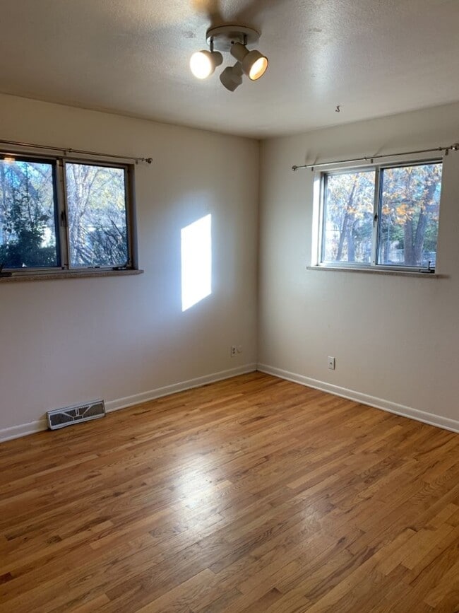 Building Photo - STUDENTS WELCOME! Spacious 5 Bed 2 Bath Ranch Home