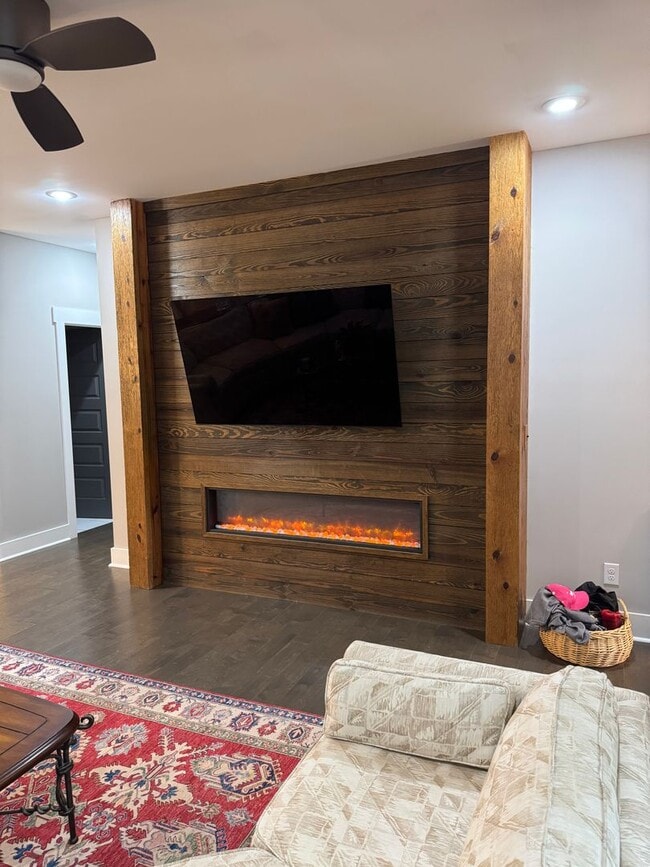 Building Photo - Charming 3 Bed 2.5 Bath Furnished Cottage ...