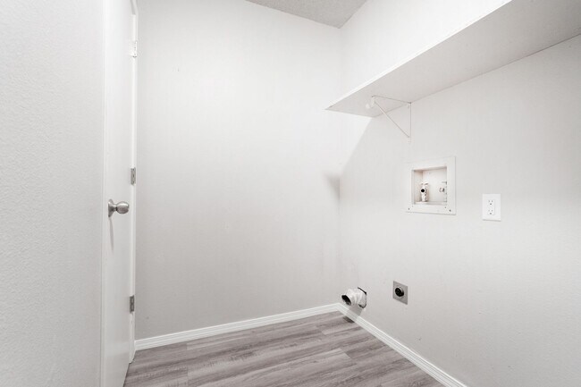 Building Photo - Newly Renovated Duplex! Rare!