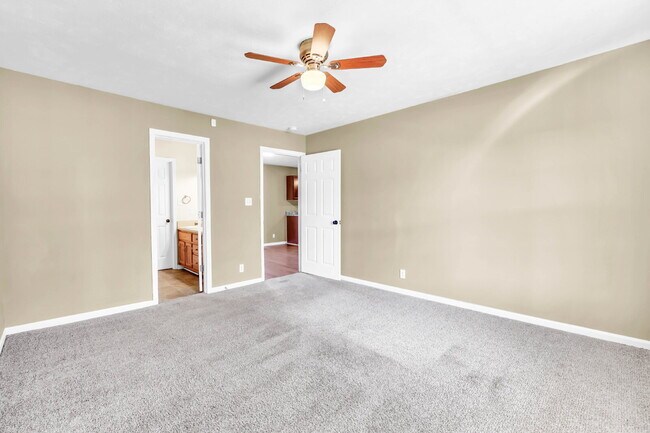 Building Photo - Amazing 3 bedroom 2 bathroom close to Fort...